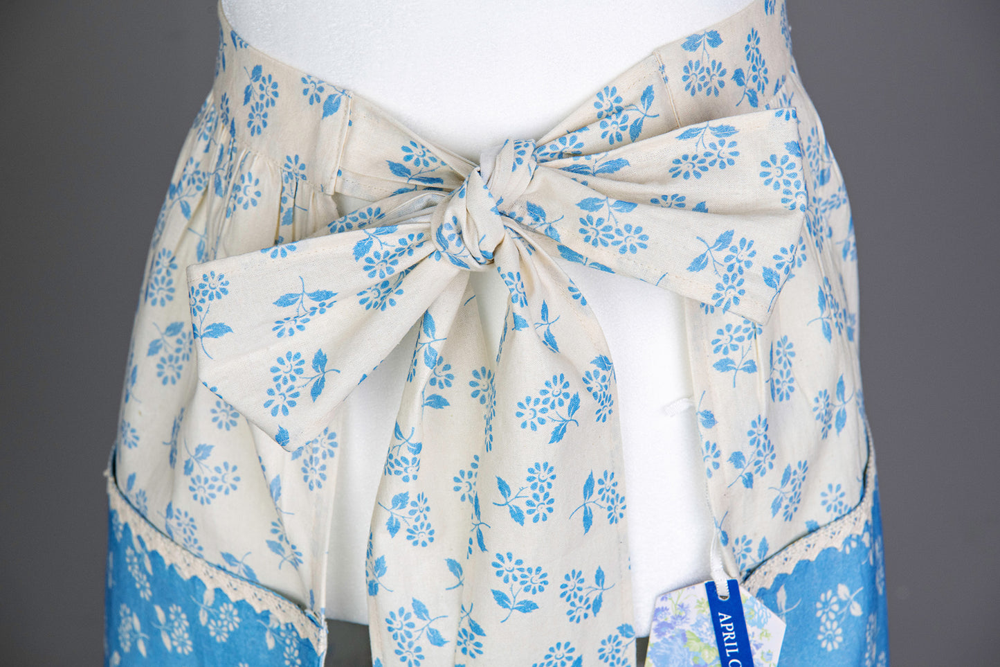 Ditsy Daisy Gathering Half Apron