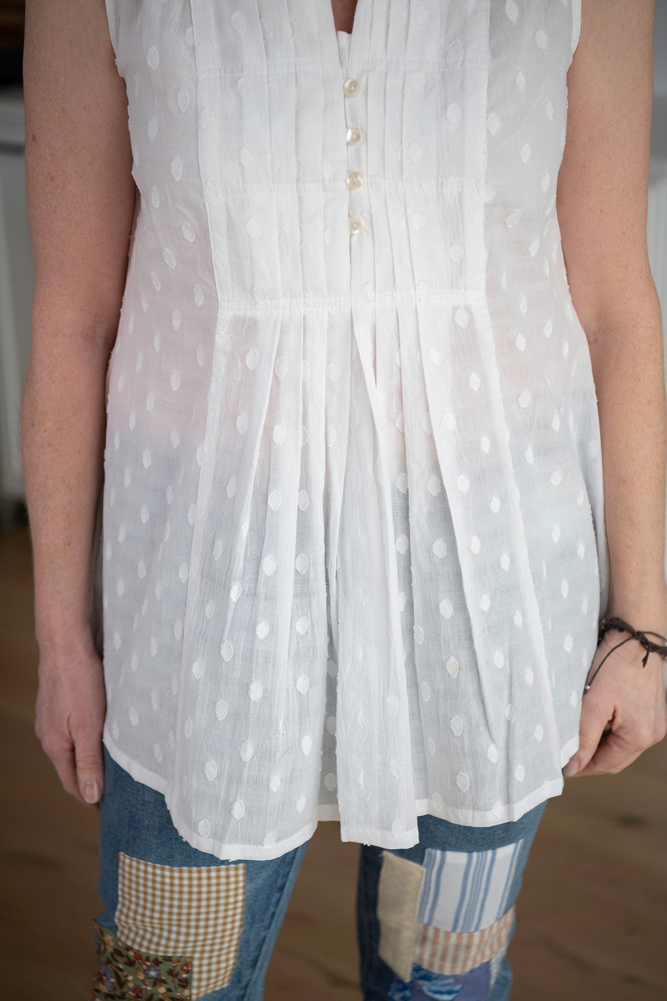 Cameo Sleeveless Blouse in White