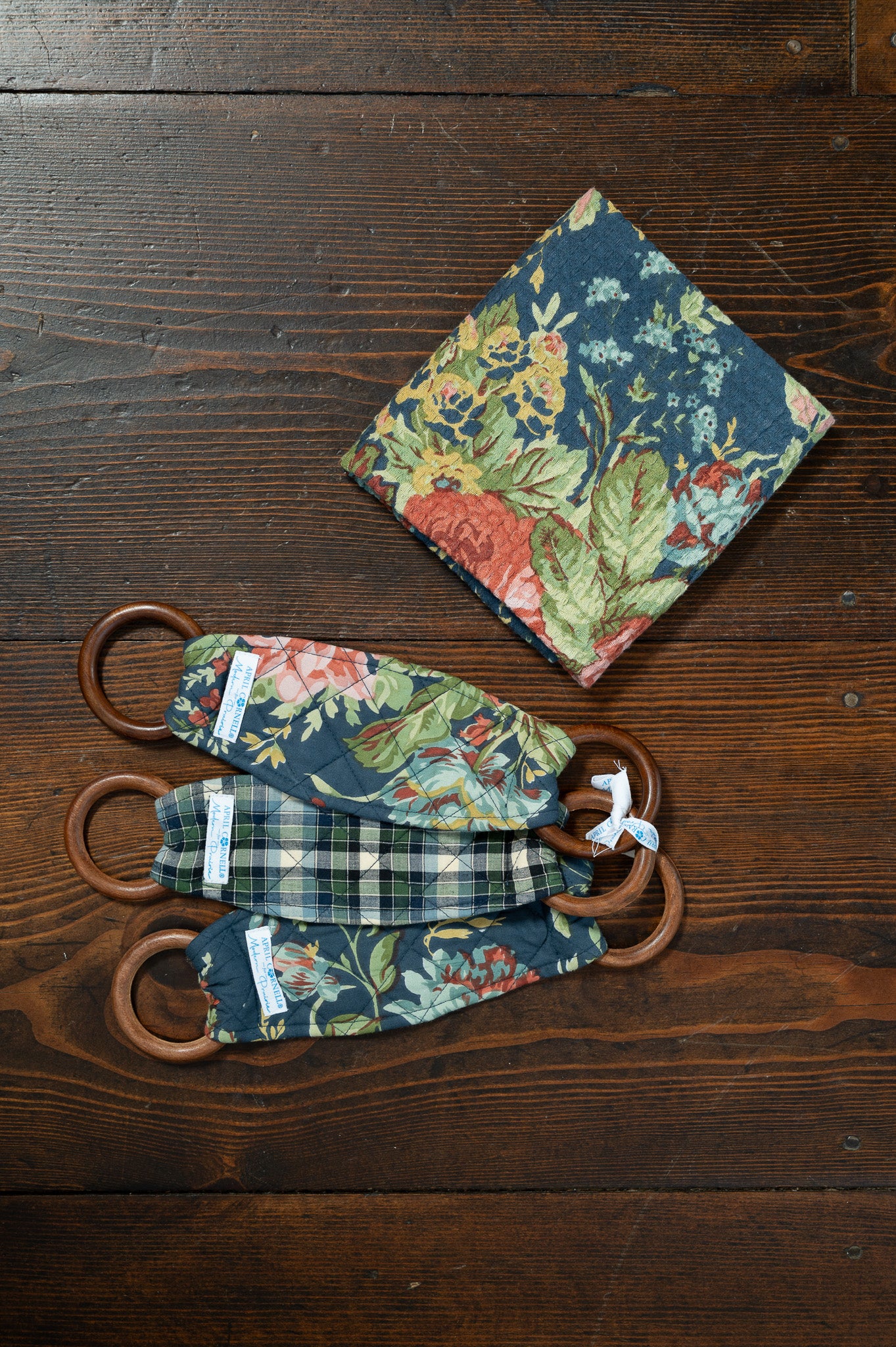 Eternal Rose Tea Towel + Set of 3 Wooden Loop Hangers