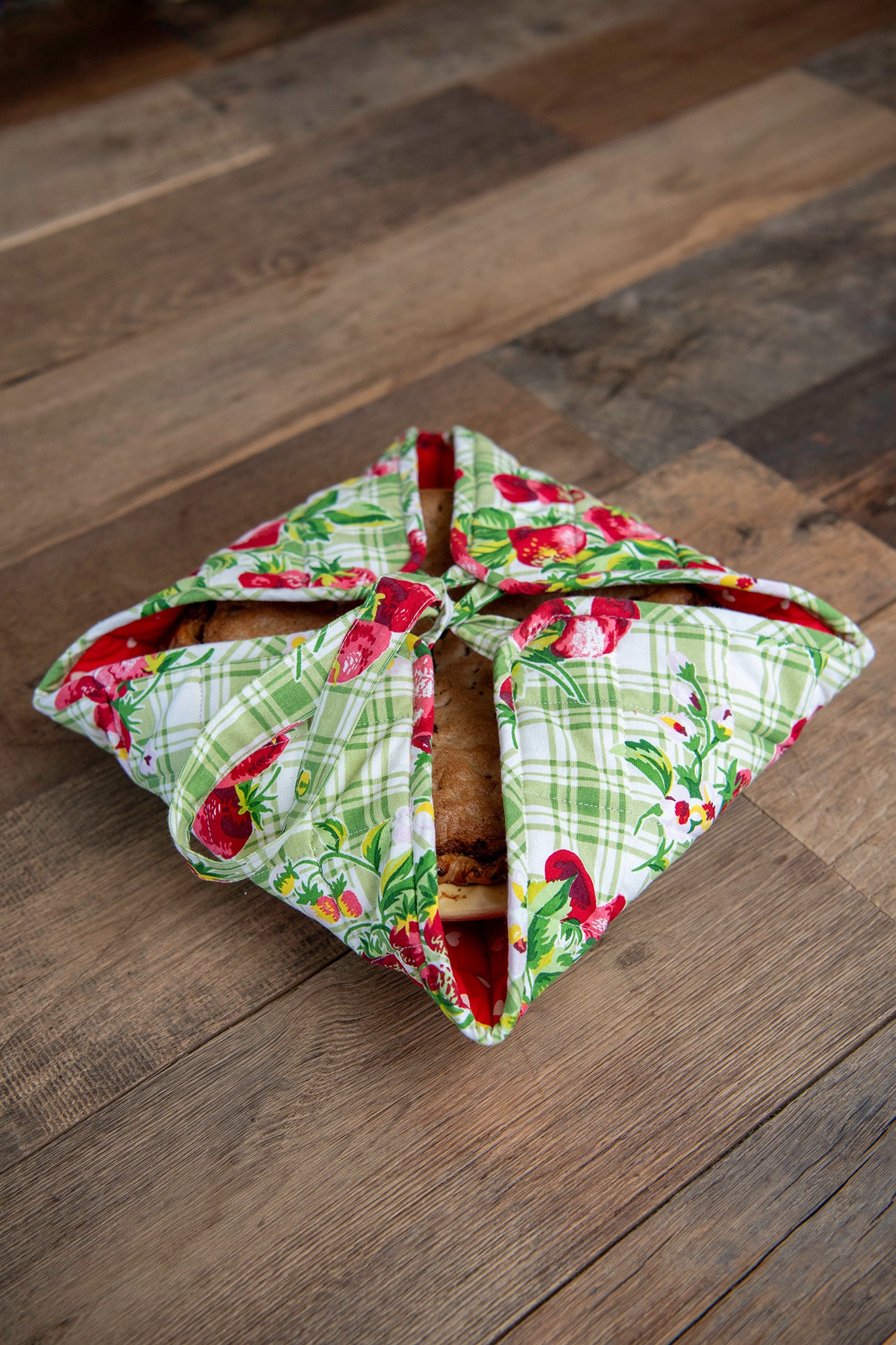 Strawberry Gingham Pie Carrier