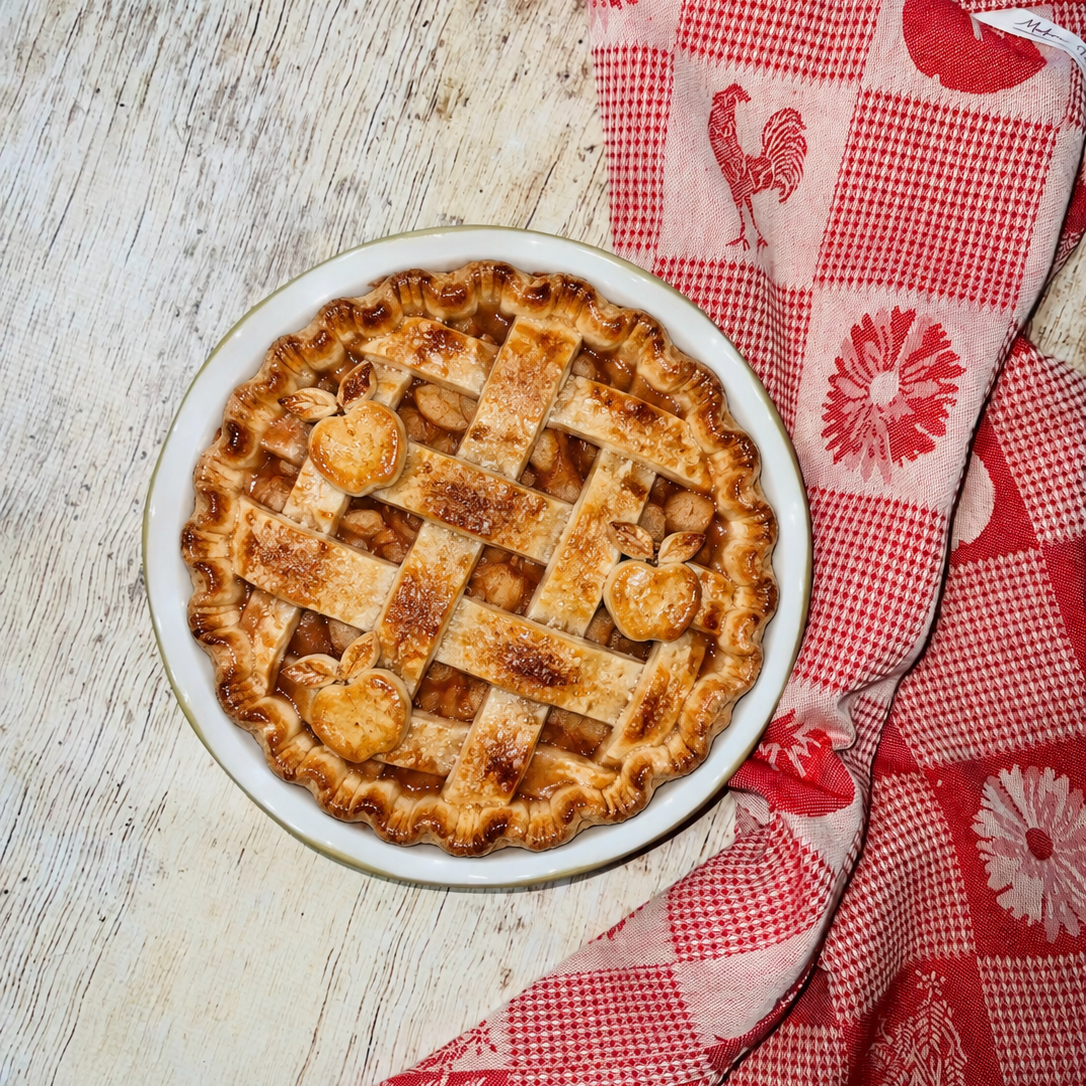 The Brookline Frilly Pie Plate in Painted Apples