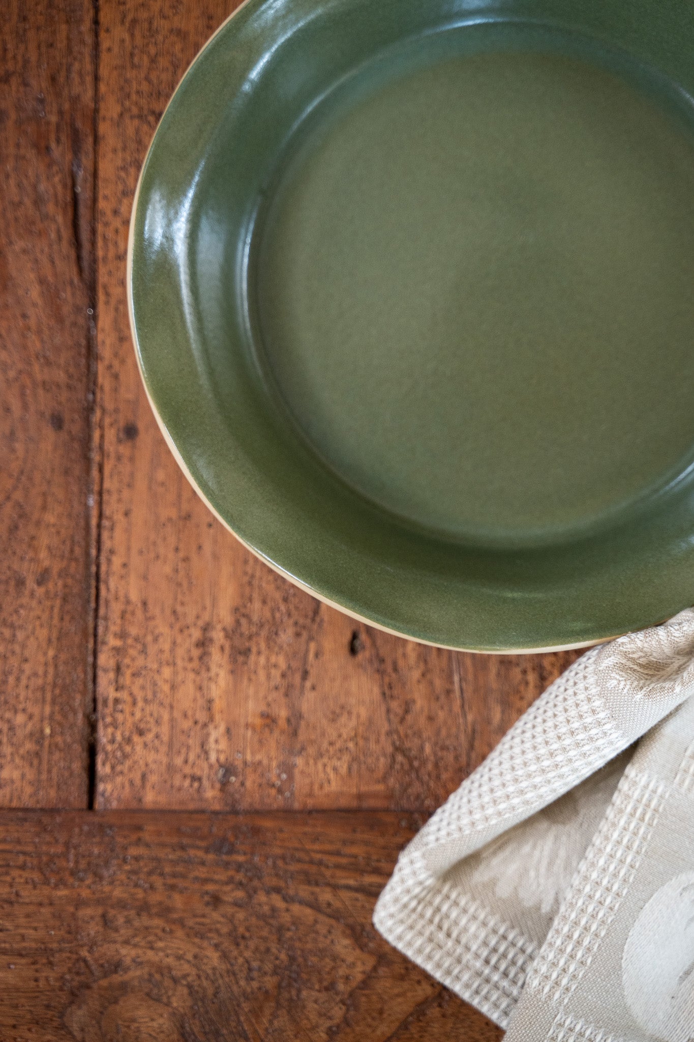 The Brookline Frilly Pie Plate in Moss