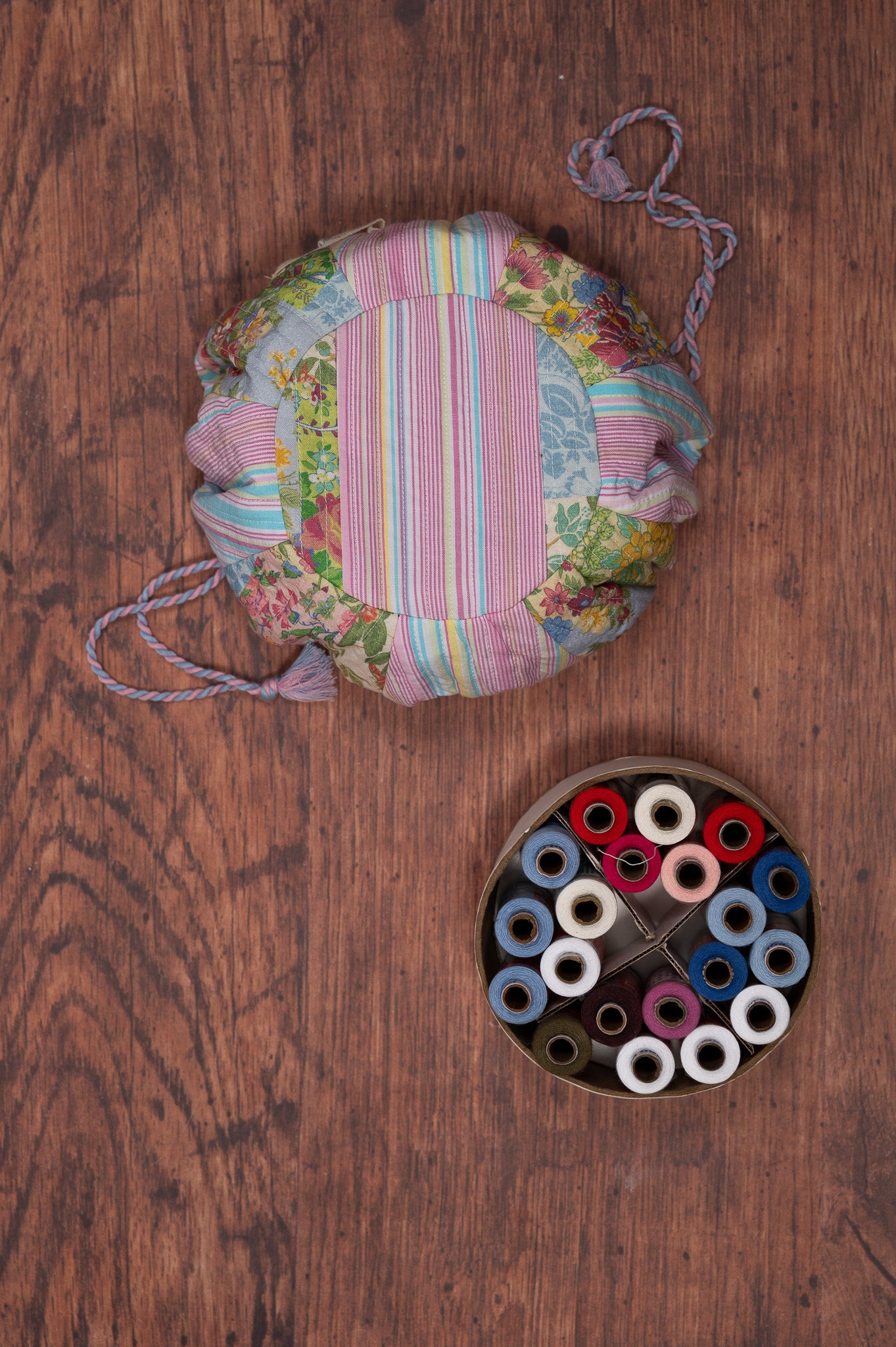 Garden Collage Patchwork Drawstring Sewing Bag + 20 Spools of Thread