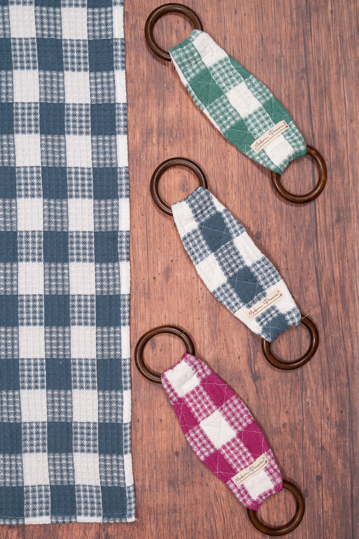 Prairie Essentials Tea Towel + Set of 3 Wooden Loop Hangers
