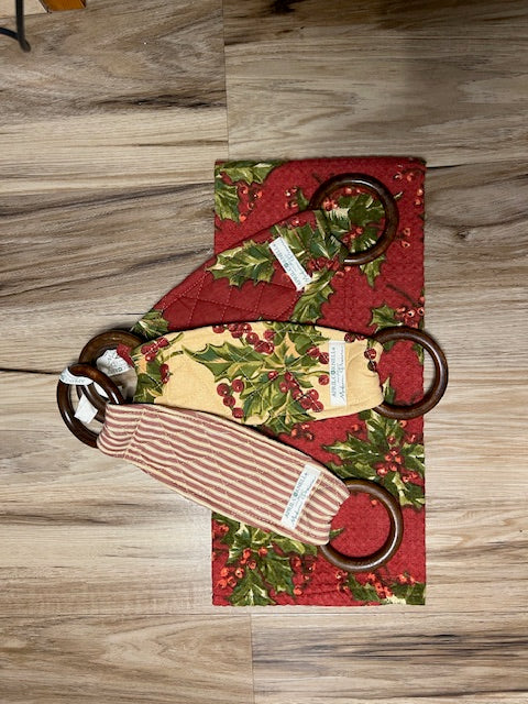 Holly Winterberry Set of 3 Wooden Loops and Tea Towel