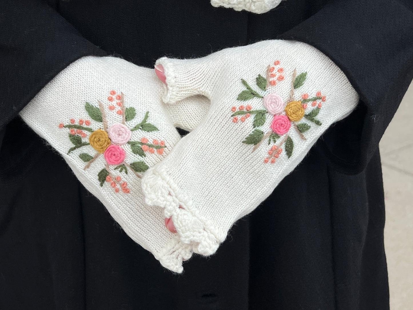 Belle Fingerless Gloves in Ecru