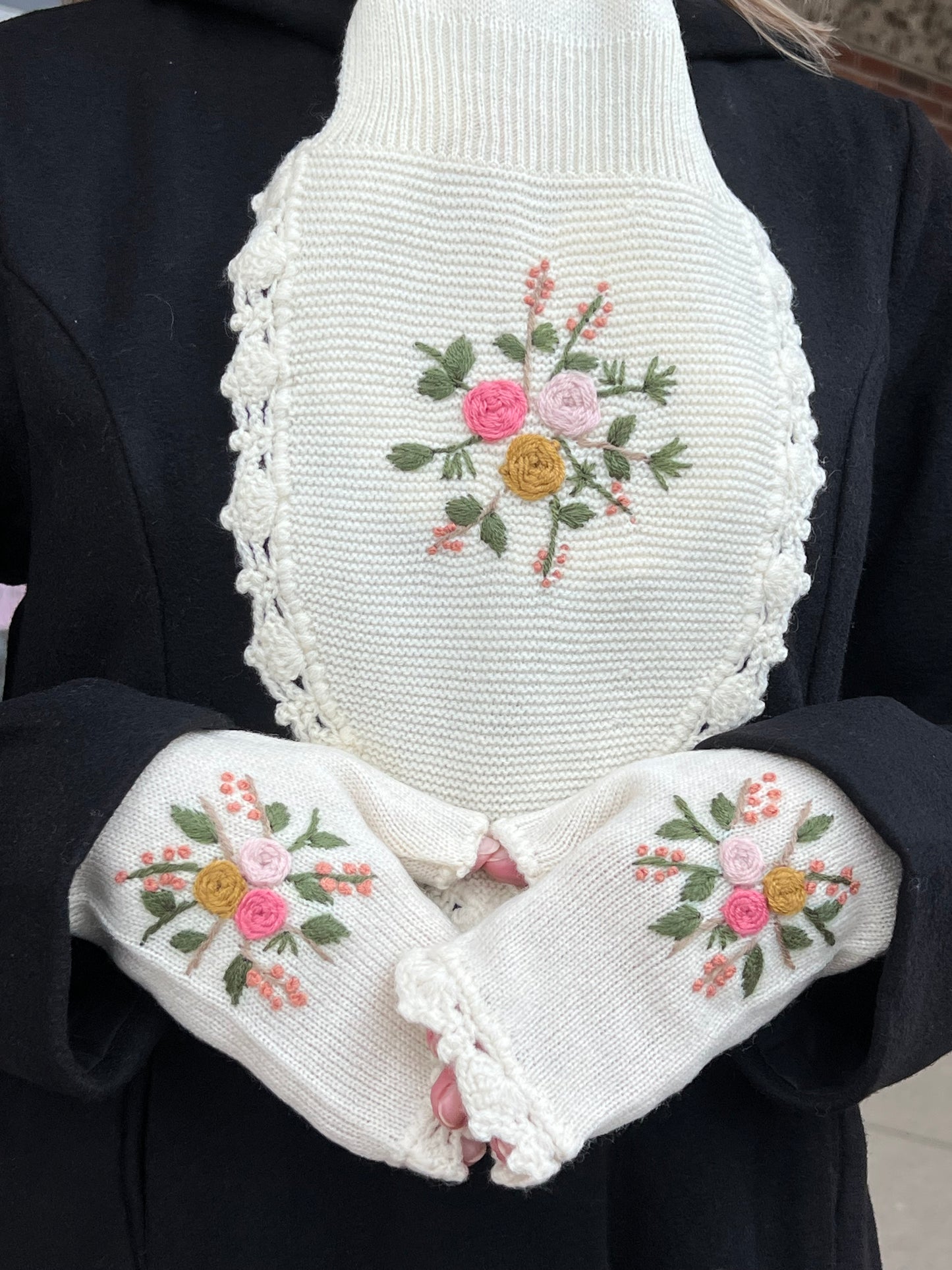 Belle Fingerless Gloves in Ecru