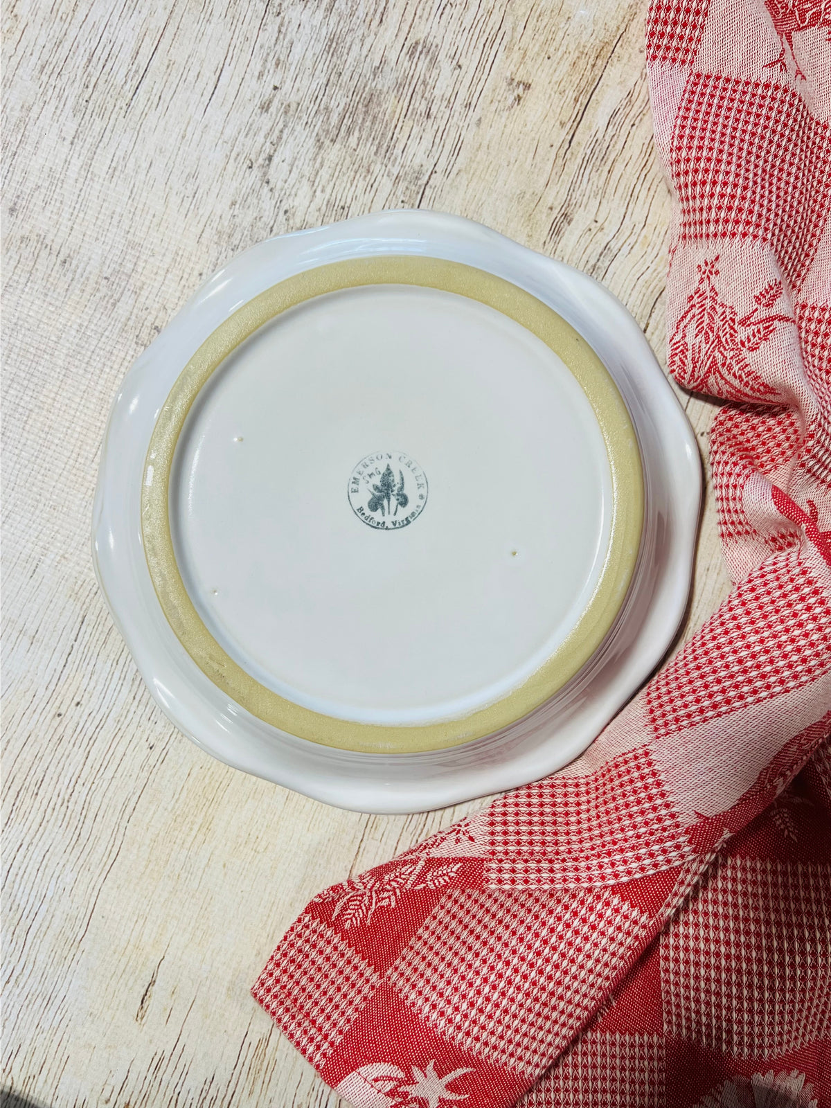 The Brookline Frilly Pie Plate in Painted Apples