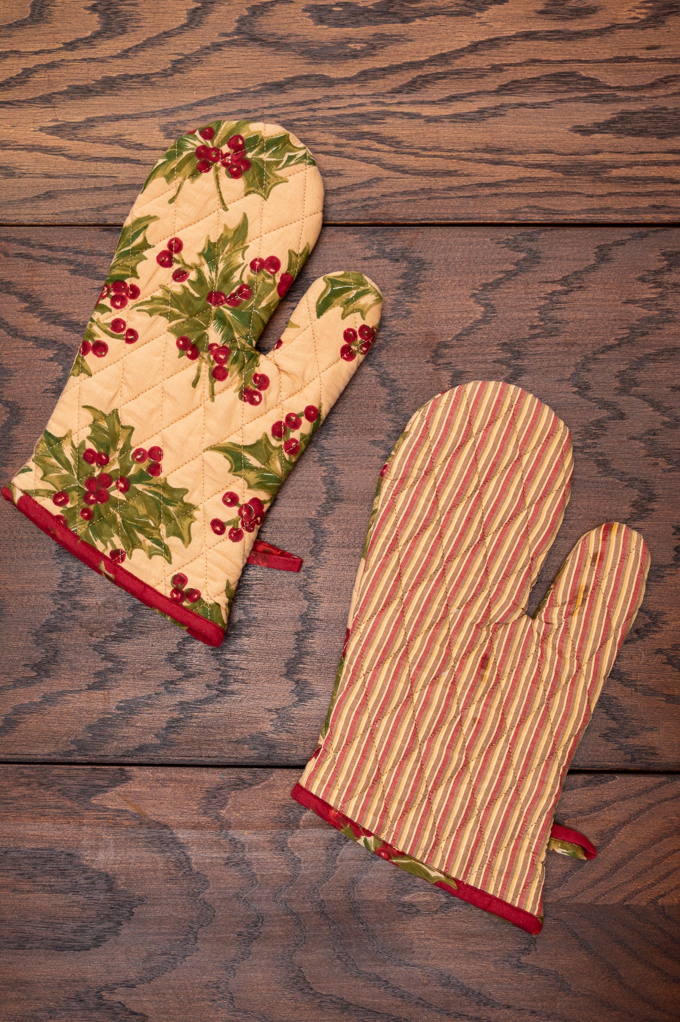 Holly Winterberry Oven Mitt, Set of 2