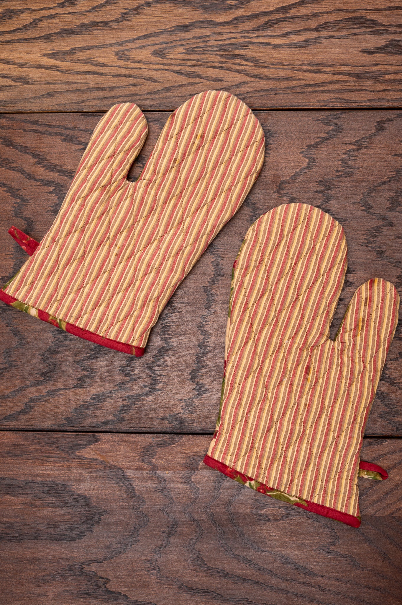 Holly Winterberry Oven Mitt, Set of 2