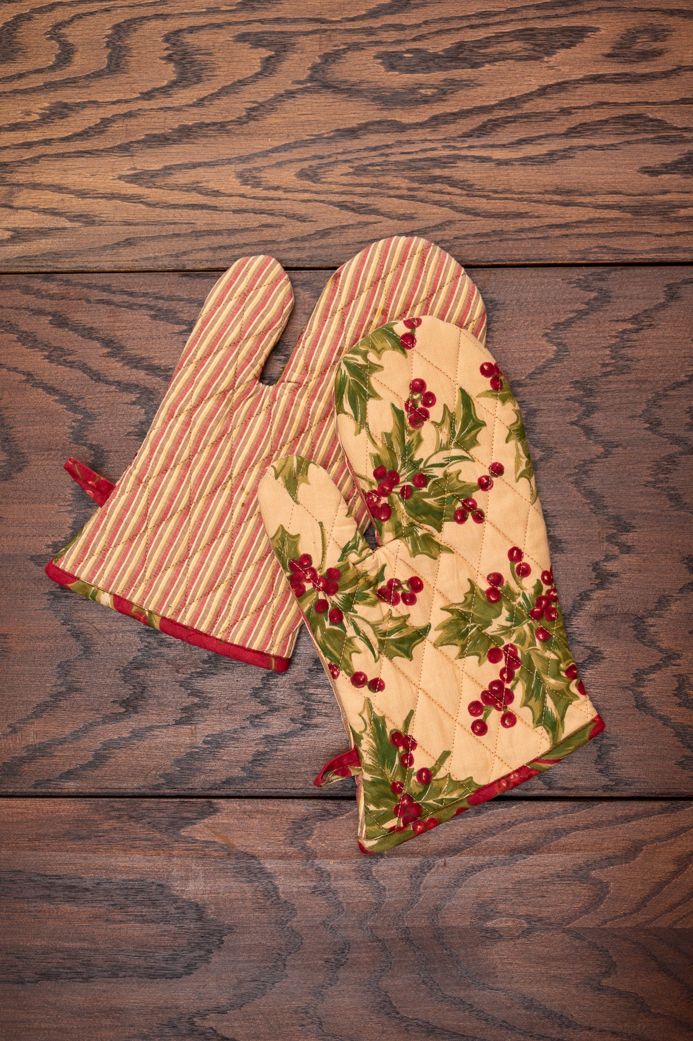 Holly Winterberry Oven Mitt, Set of 2