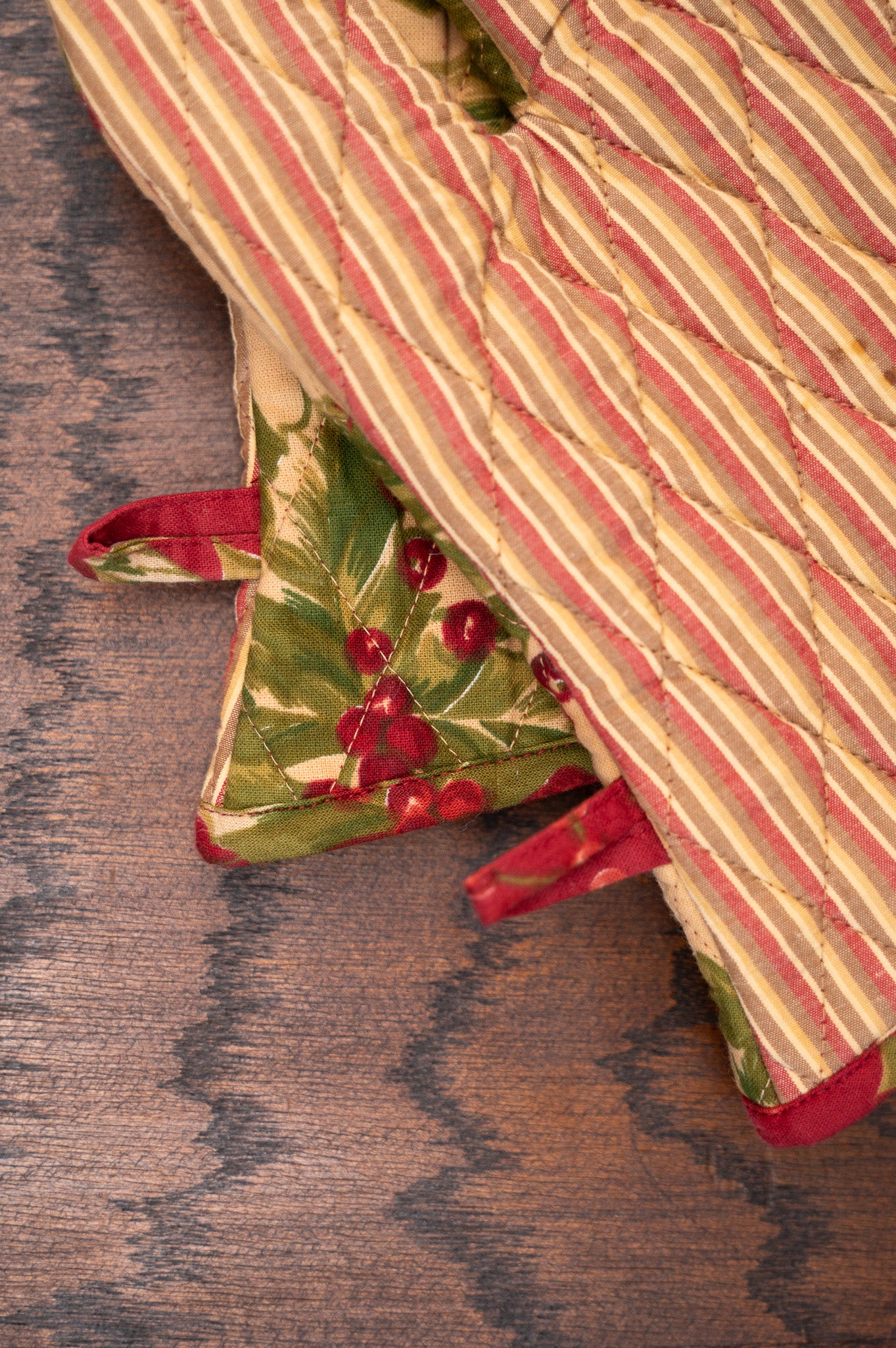 Holly Winterberry Oven Mitt, Set of 2