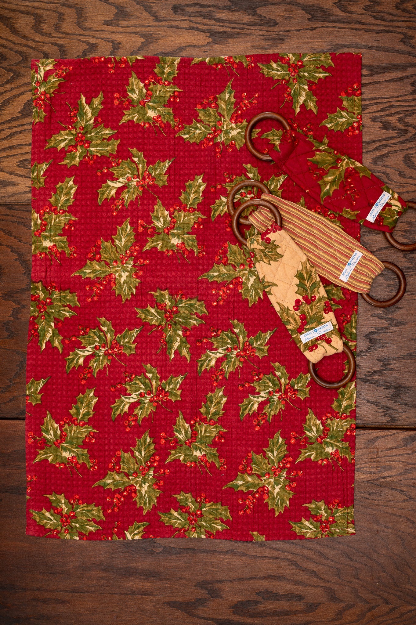 Holly Winterberry Set of 3 Wooden Loops and Tea Towel