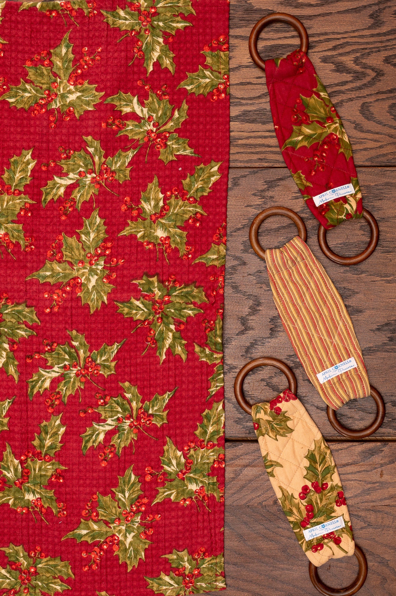 Holly Winterberry Set of 3 Wooden Loops and Tea Towel