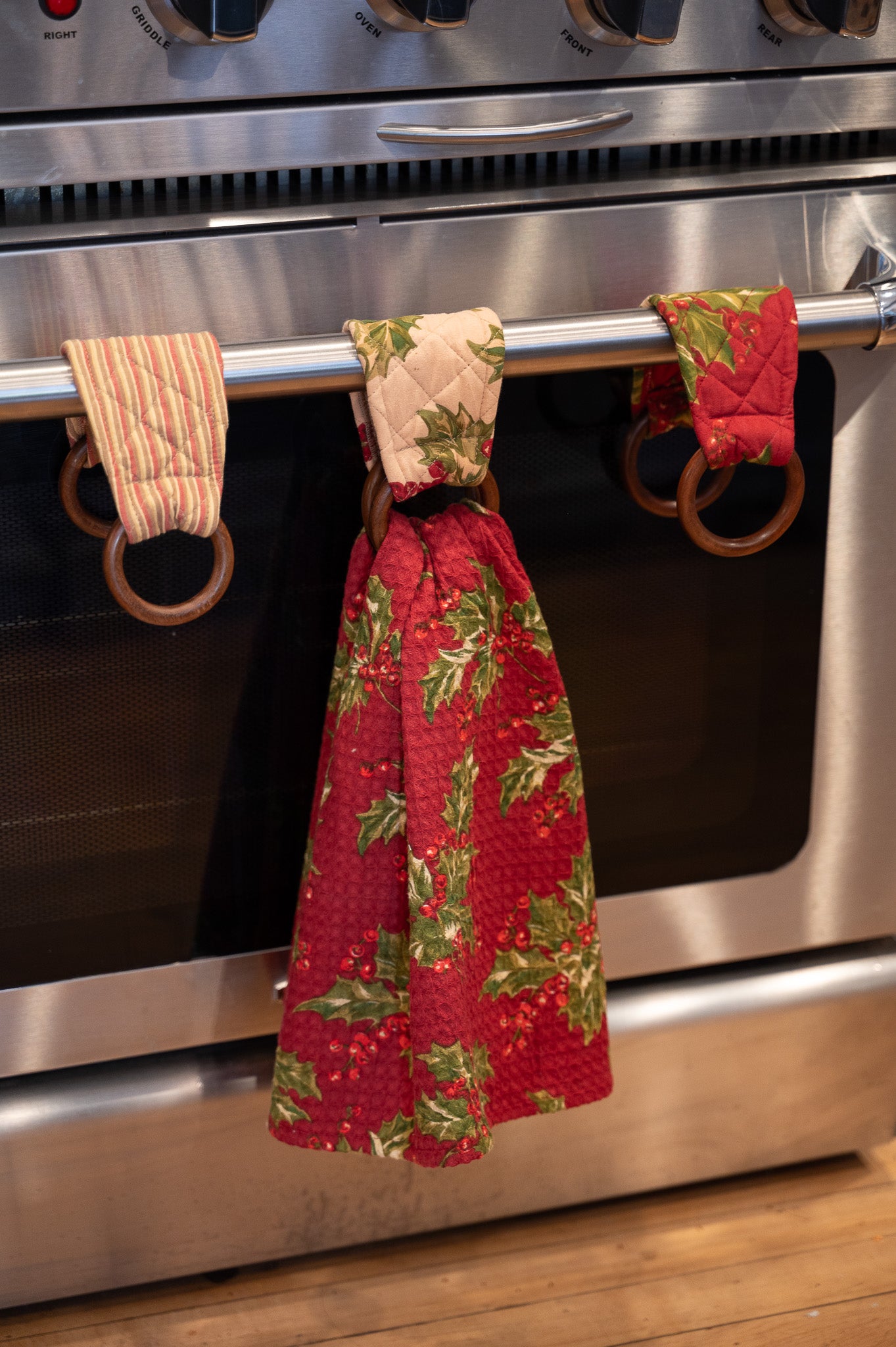 Holly Winterberry Set of 3 Wooden Loops and Tea Towel