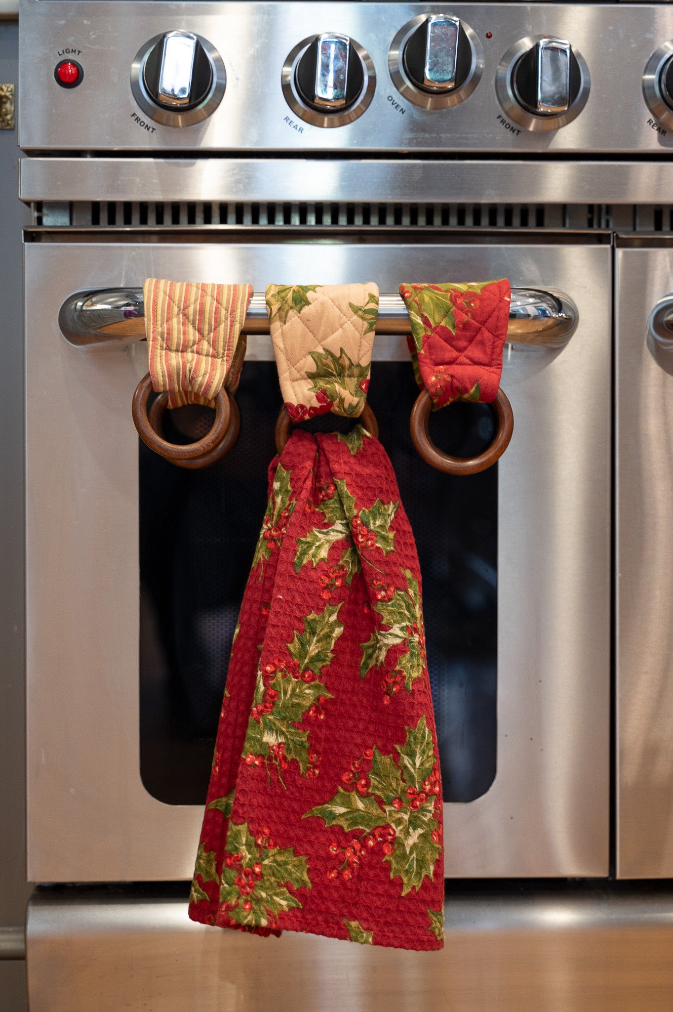 Holly Winterberry Set of 3 Wooden Loops and Tea Towel