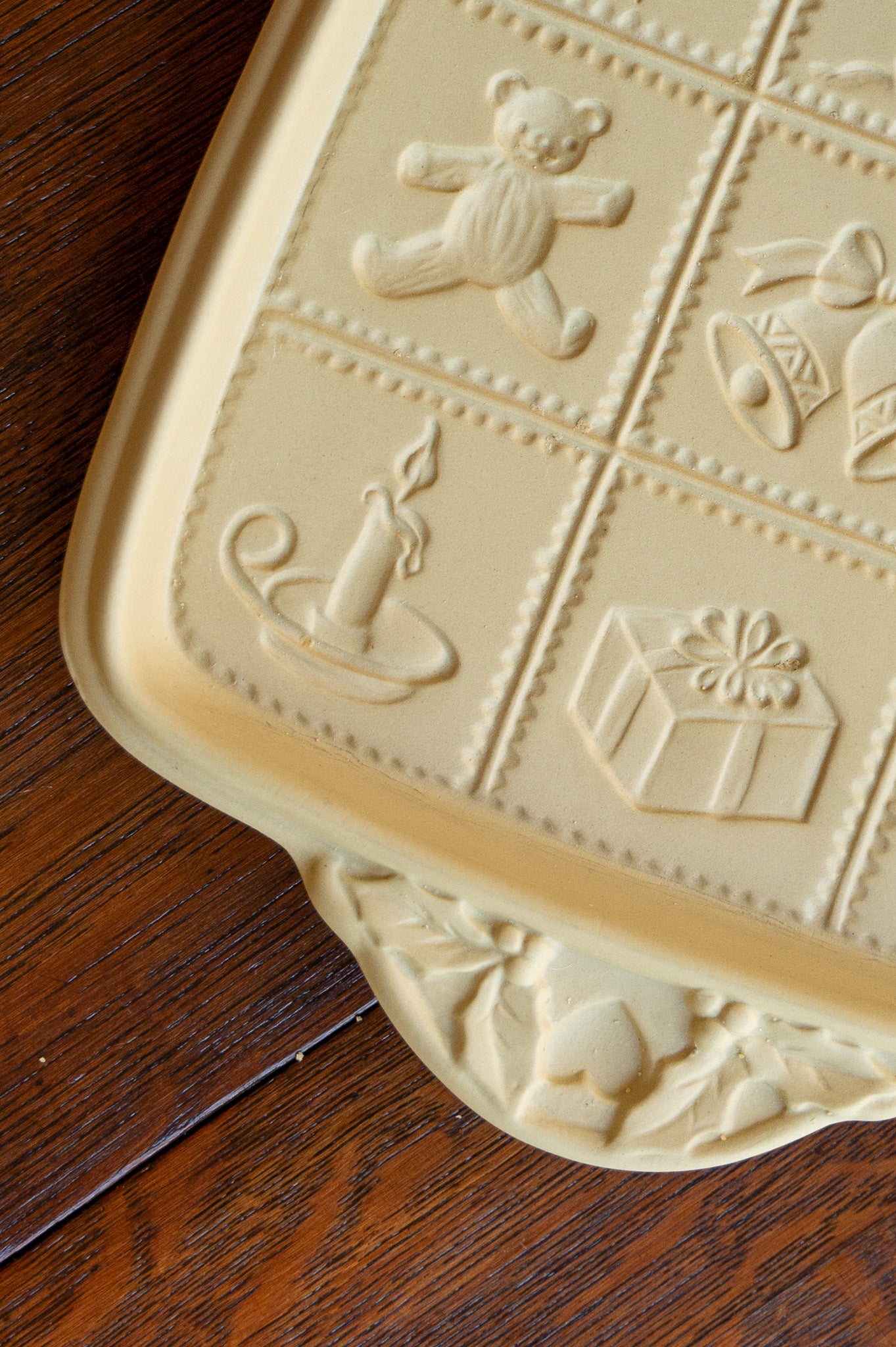 Emerson Pottery Shortbread Pan in Yuletide