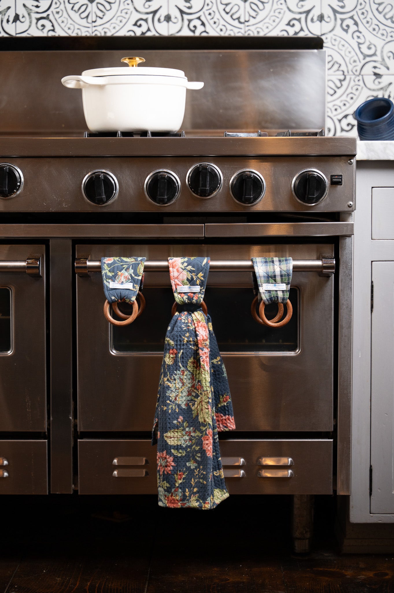 Eternal Rose Tea Towel + Set of 3 Wooden Loop Hangers