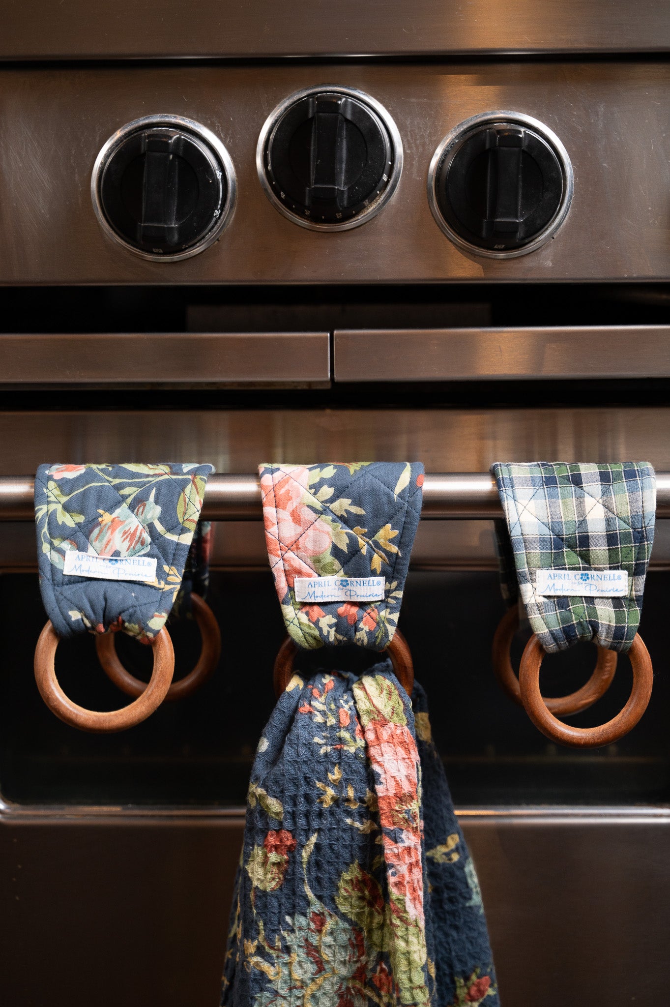 Eternal Rose Tea Towel + Set of 3 Wooden Loop Hangers