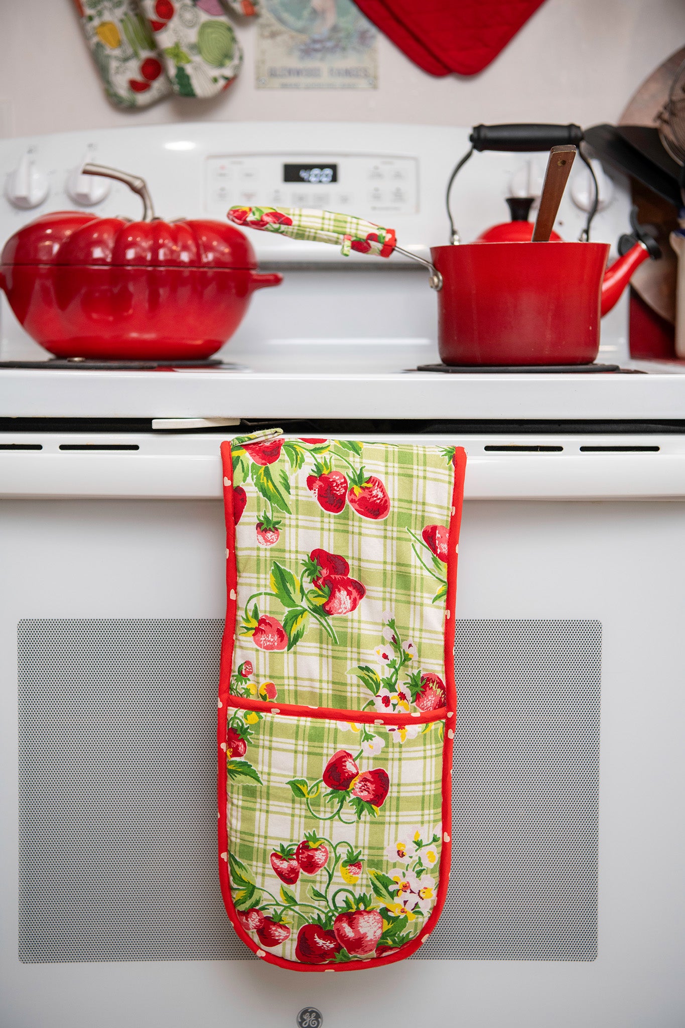 Strawberry Gingham Double Oven Pot Mitt