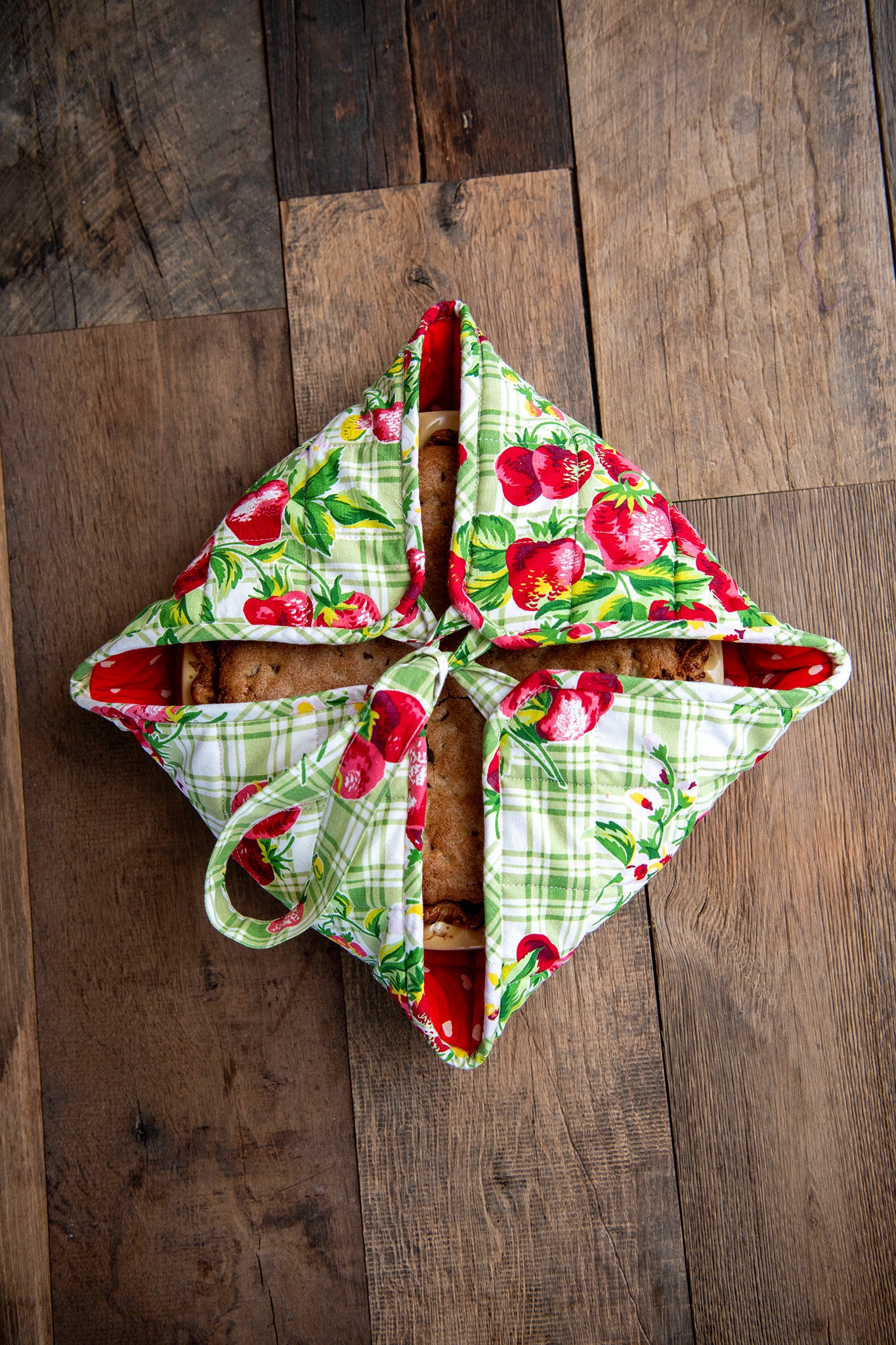 Strawberry Gingham Pie Carrier